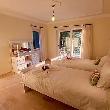 Villa Sleeps 12 Pool Air Con Wifi