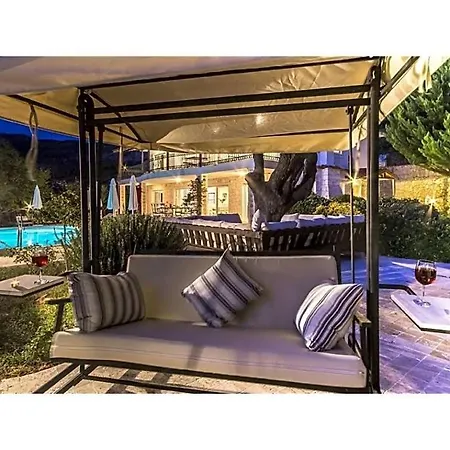 Sleeps 12 Pool Air Con Wifi